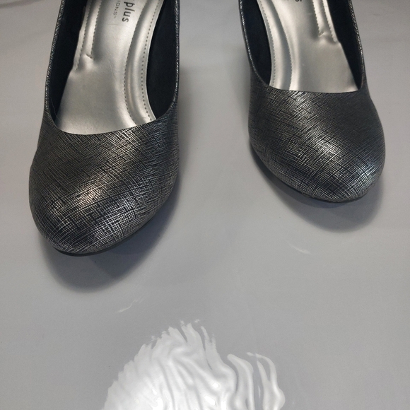 Comfort Plus by predictions Women's Silver Heels Size 10M - Picture 6 of 14